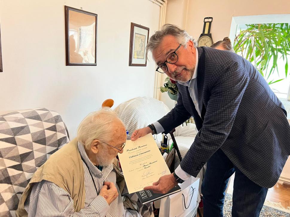 Lucian Romaşcanu i-a înmânat actorului Constantin Codrescu, distincţia pentru excepționala sa carieră artistică  759000