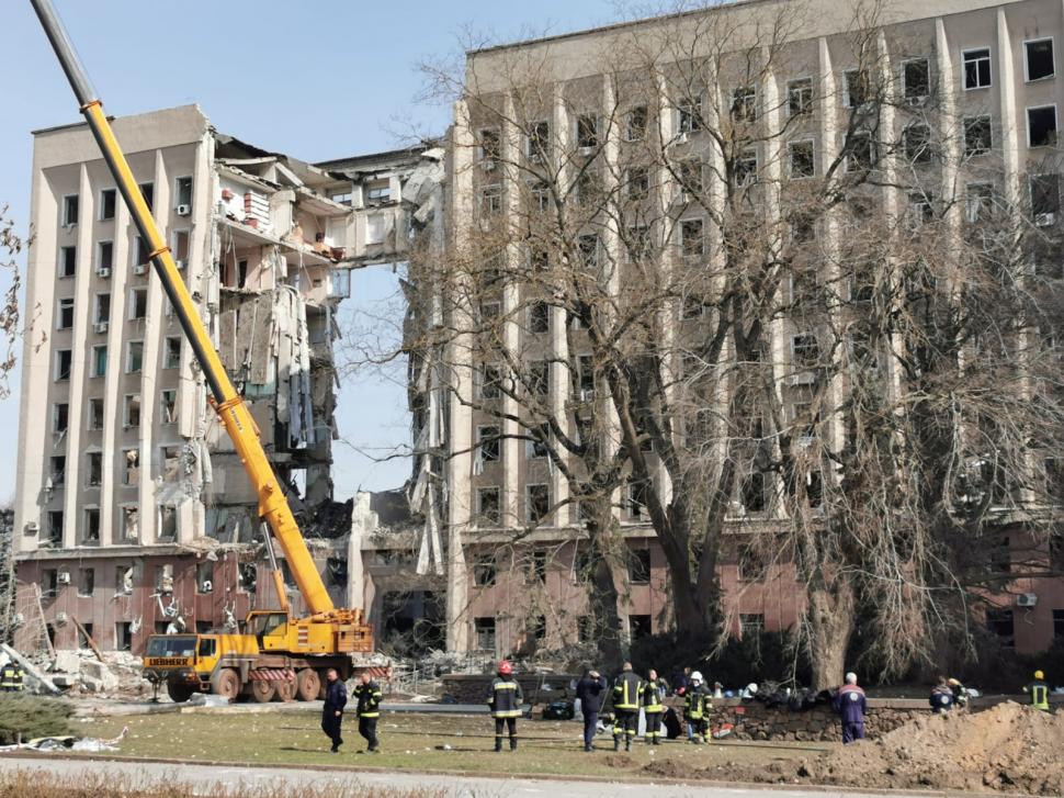 Imaginile dezastrului din Nicolaev |12 morți și 33 de răniți după ce proiectilele rusești au lovit o clădire administrativă 759012