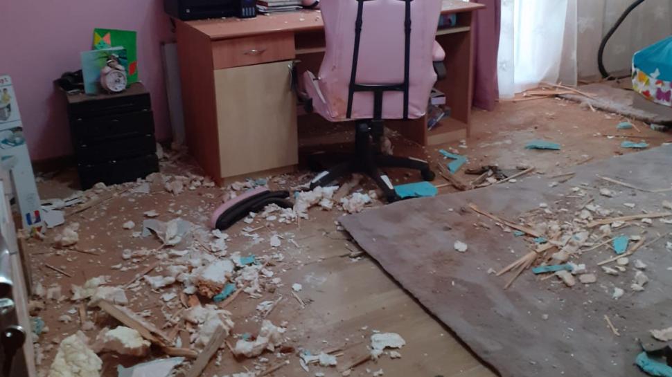 Un specialist estimează viteza cu care a aterizat bolovanul de 40 de kg în casa din Hunedoara 759243