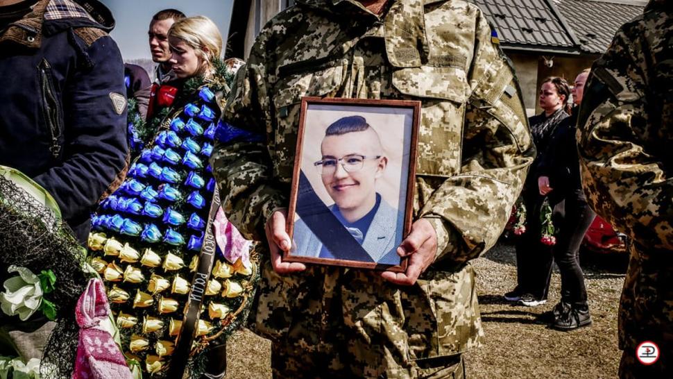 Povestea lui Vladimir, tânărul soldat ucis care a îngenuncheat oamenii în drum spre cimitir 759076