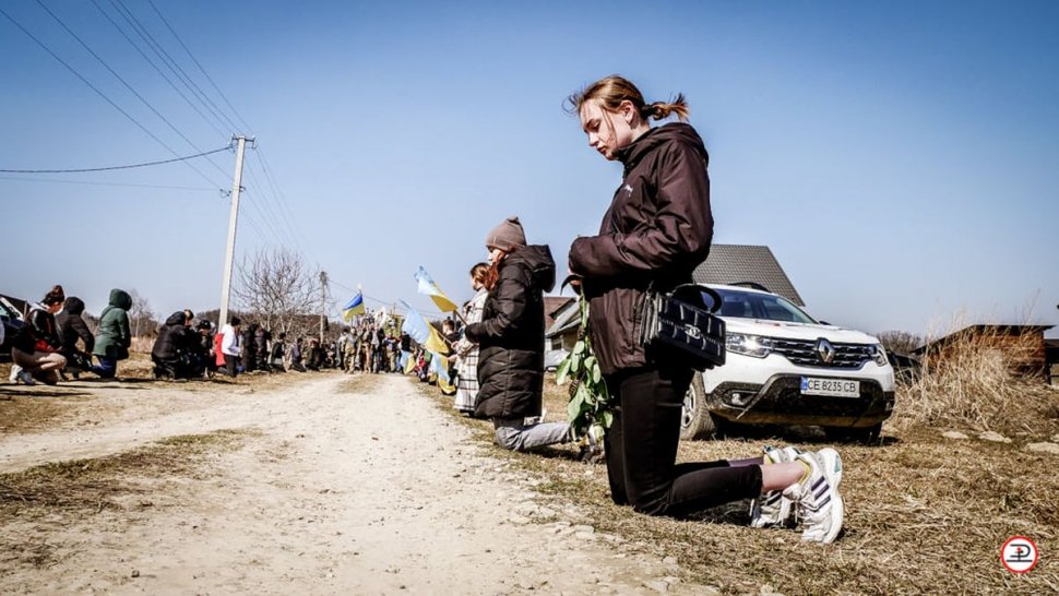 Povestea lui Vladimir, tânărul soldat ucis care a îngenuncheat oamenii în drum spre cimitir