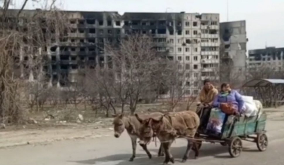 Sfârşit de civilizaţie în Mariupol: O familie pleacă din calea războiului într-o căruţă trasă de măgari