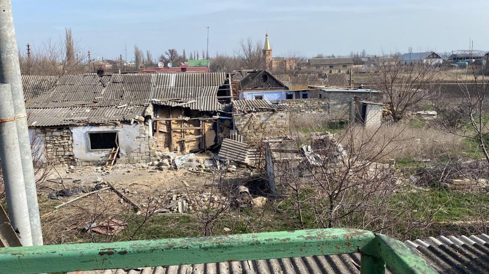 Cristi Popovici, trimisul special Antena 3 în Ucraina: "Suntem într-o zonă a nimănui, între Nicolaev şi Herson. Pe șosea se văd peste tot urme de bombardamente" 759399