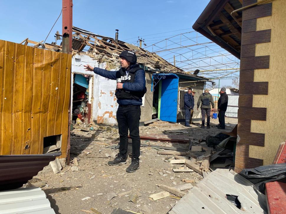 Cristi Popovici, trimisul special Antena 3 în Ucraina: "Suntem într-o zonă a nimănui, între Nicolaev şi Herson. Pe șosea se văd peste tot urme de bombardamente" 759400