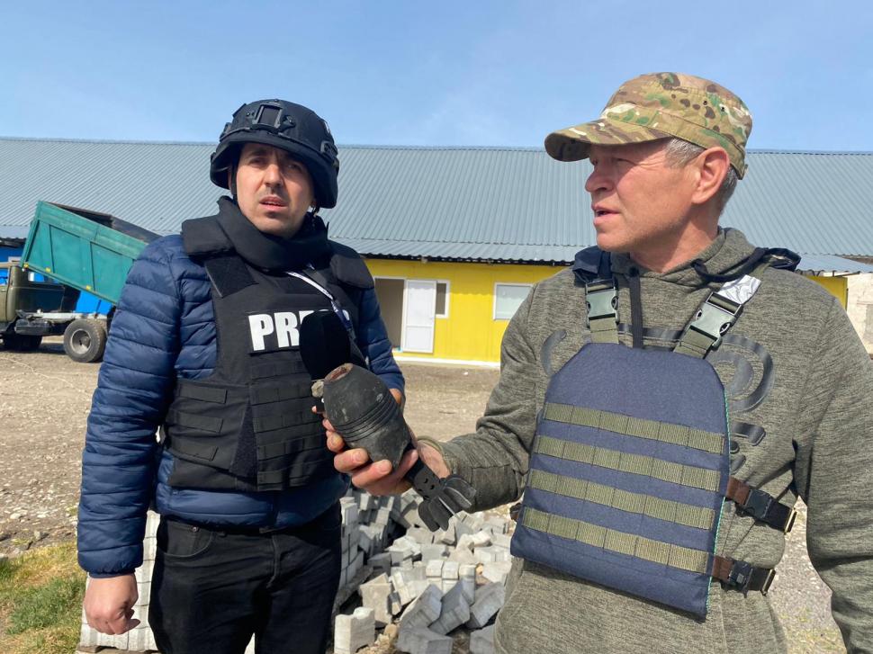 Cristi Popovici, trimisul special Antena 3 în Ucraina: "Suntem într-o zonă a nimănui, între Nicolaev şi Herson. Pe șosea se văd peste tot urme de bombardamente" 759401