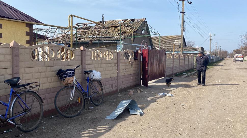 Cristi Popovici, trimisul special Antena 3 în Ucraina: "Suntem într-o zonă a nimănui, între Nicolaev şi Herson. Pe șosea se văd peste tot urme de bombardamente" 759407