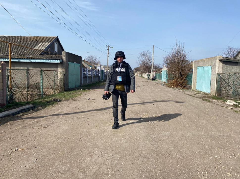 Cristi Popovici, trimisul special Antena 3 în Ucraina: "Suntem într-o zonă a nimănui, între Nicolaev şi Herson. Pe șosea se văd peste tot urme de bombardamente" 759411