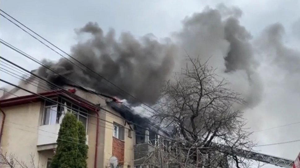 Incendiu de proporţii în judeţul Iaşi. Un bloc din localitatea Miroslava a fost curprins de flăcări