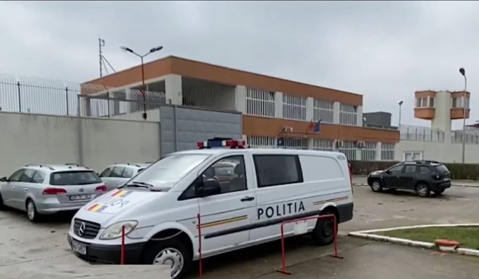 Un poliţist a fost găsit împușcat în magazia de armament, la Penitenciarul Arad