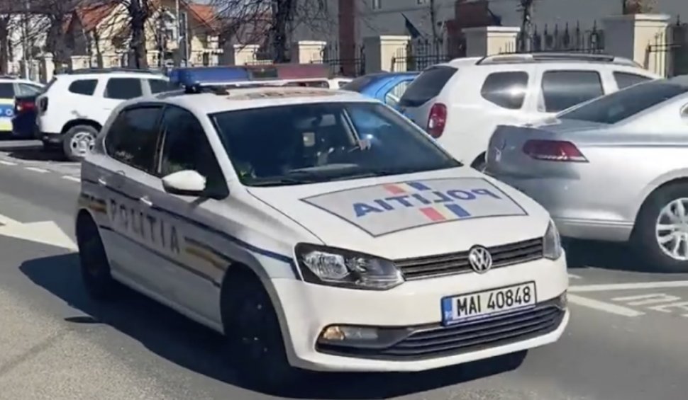 Copil la volan, blocat în trafic de alți șoferi, după ce a lovit mai multe mașini în Sibiu. Furase autoturismul din Deva