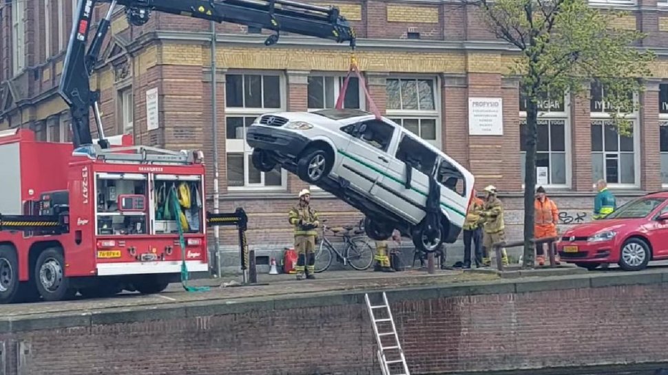 Momentul în care un trecător sare într-un canal din Amsterdam pentru a salva turiștii dintr-un microbuz care se scufundă