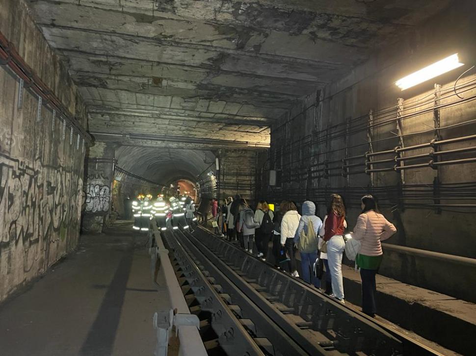 Defecțiune la metrou, între stațiile Grivița și Basarab. Călătorii, evacuați prin tunel 759887