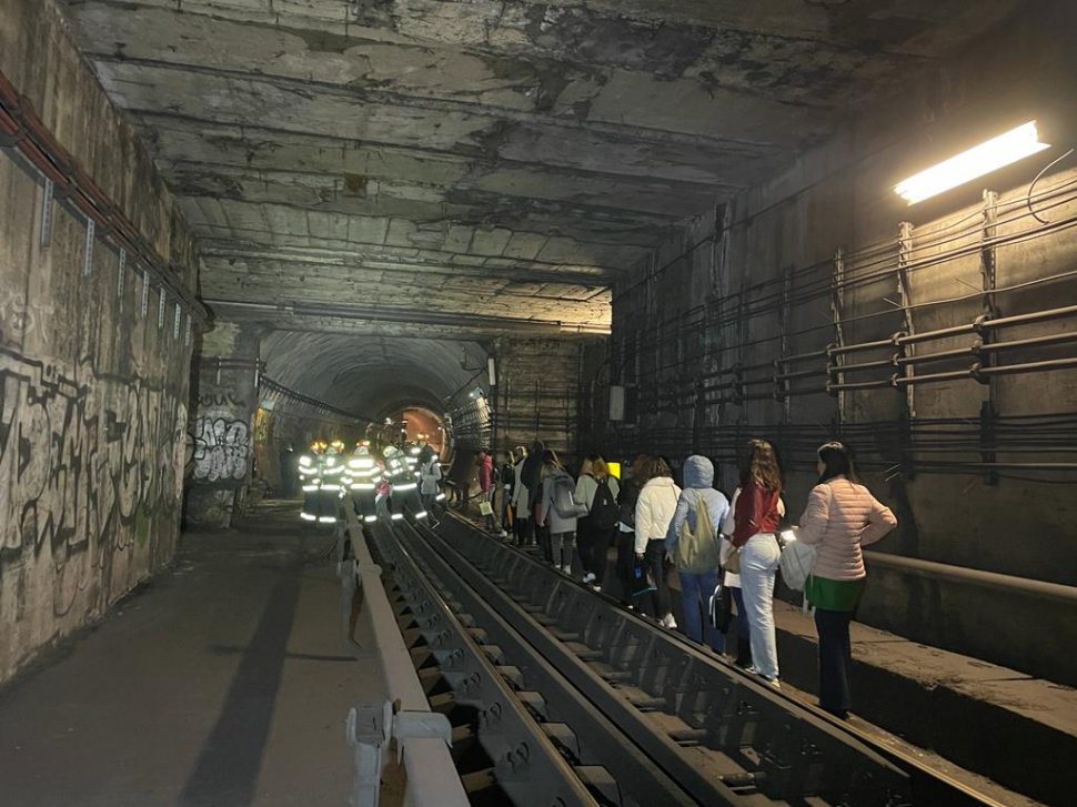 Primele imagini cu călătorii evacuați din metrou prin tunel, între stațiile Grivița și Basarab