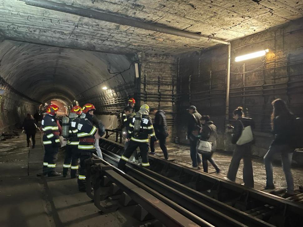 Primele imagini cu călătorii evacuați din metrou prin tunel, între stațiile Grivița și Basarab 759894