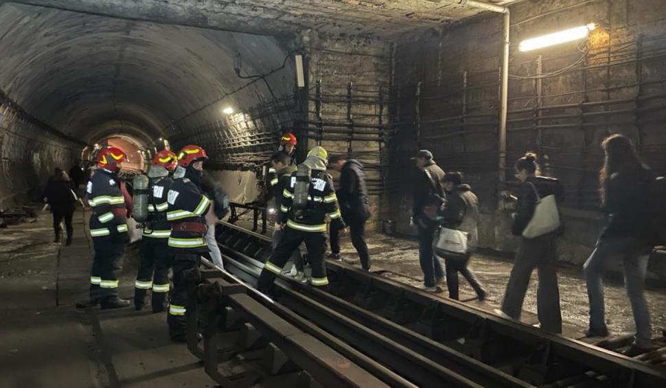 Primele imagini cu călătorii evacuați din metrou prin tunel, între stațiile Grivița și Basarab 759896