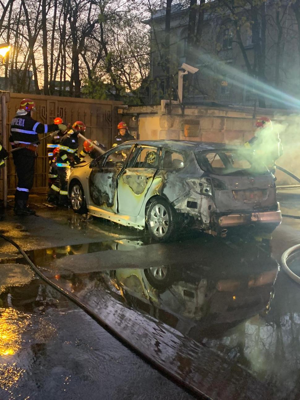 El este bărbatul care şi-a dat foc şi a intrat cu maşina în gardul Ambasadei Rusiei la Bucureşti 760164