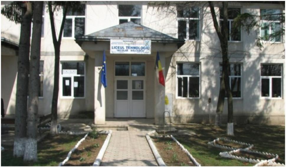 Un elev din Botoşani a luat foc în timpul orelor de curs. A fost dus în stare gravă la spital  