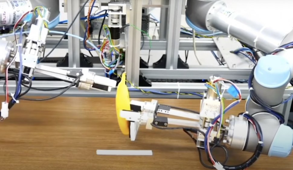 Imagini cu un robot japonez care poate decoji o banană în trei minute, prezentate de Universitatea din Tokyo