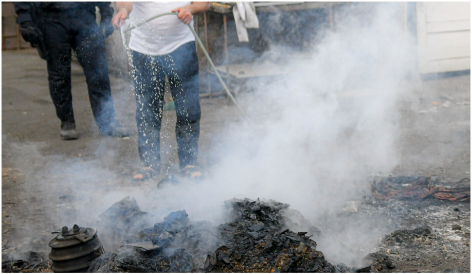 Guvernul a decis: Incendierea și îngroparea deșeurilor devin infracțiuni. Milioane de români riscă puşcăria dacă mai ard gunoiul în grădină! 