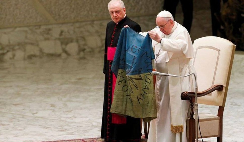 Papa Francisc a desfășurat steagul Ucrainei la Vatican și l-a sărutat | "Asistăm la neputința organizațiilor internaționale"