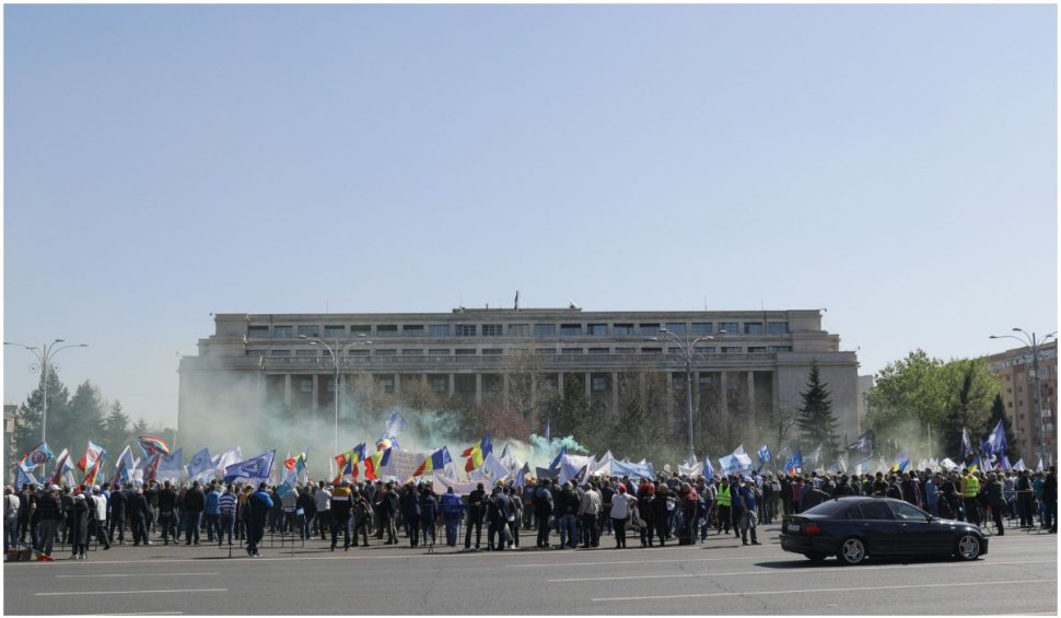 Protestatarii de la Piaţa Victoriei au pornit în marş prin Bucureşti. Oamenii trag un semnal de alarmă cu privire la creşterea preţurilor