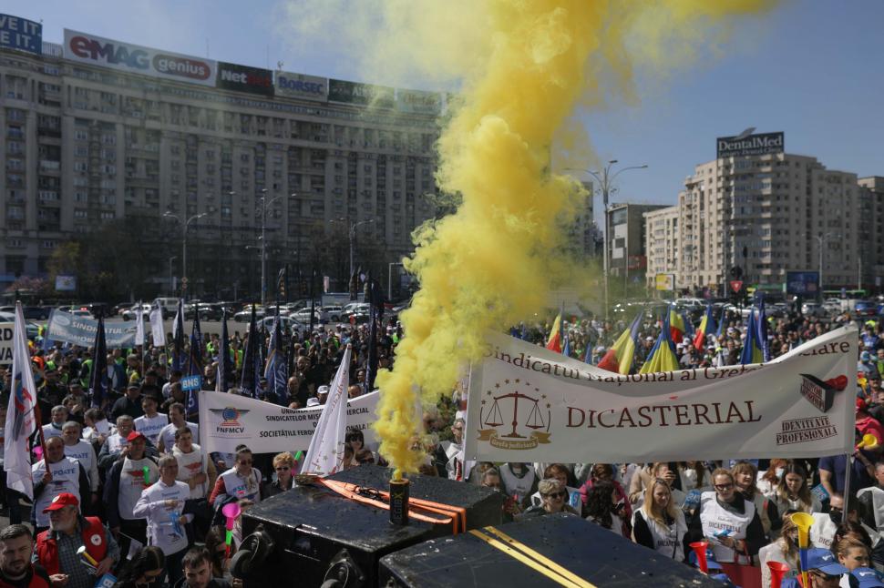 Protestatarii de la Piaţa Victoriei au pornit în marş prin Bucureşti. Oamenii trag un semnal de alarmă cu privire la creşterea preţurilor 760277