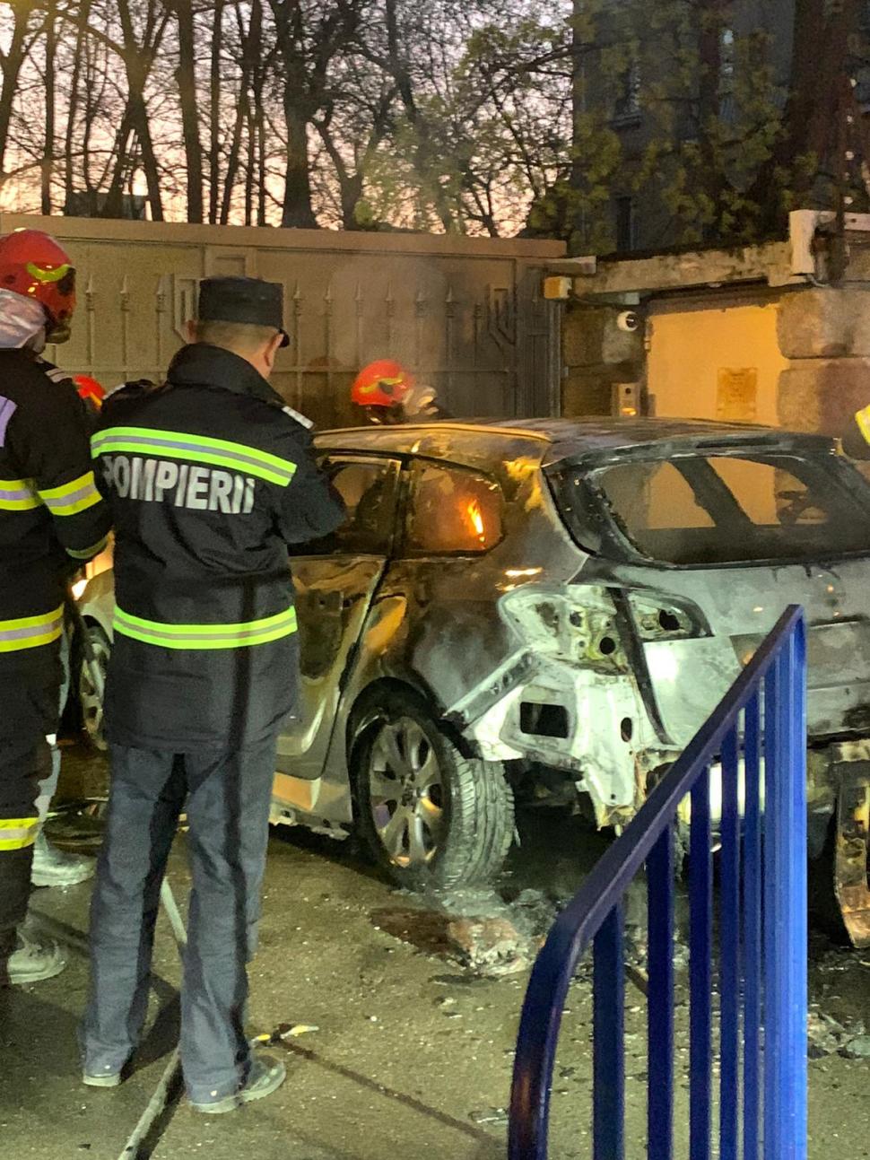 Un şofer a intrat cu maşina în gardul Ambasadei Rusiei la Bucureşti şi a murit carbonizat 760157