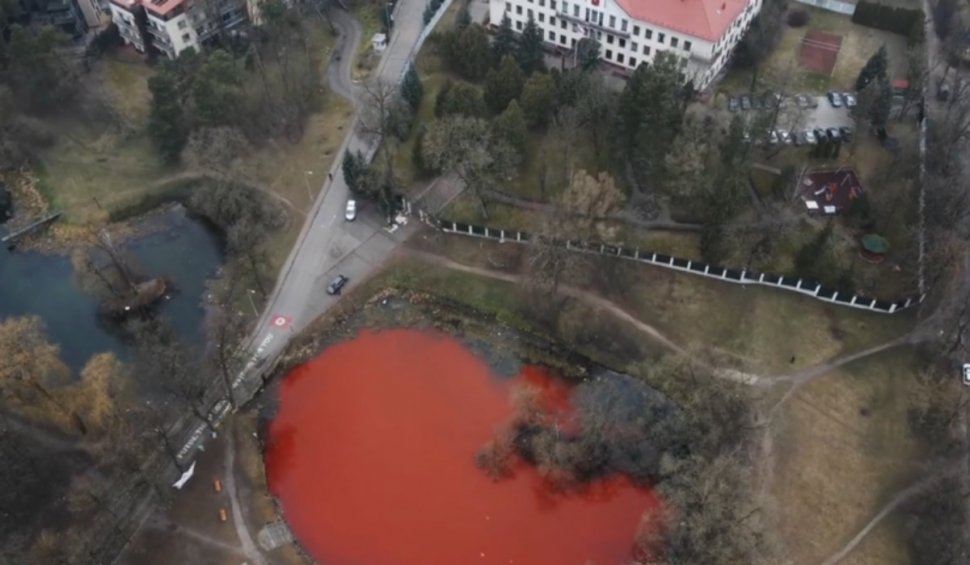 "Baltă de sânge", în fața ambasadei Rusiei din Vilnius, Lituania. Imaginile au ajuns virale