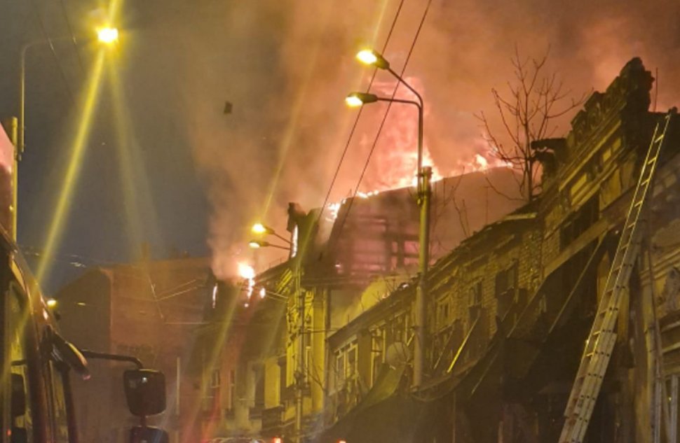 Incendiu în centrul Capitalei. Pompierii intervin cu 10 autospeciale