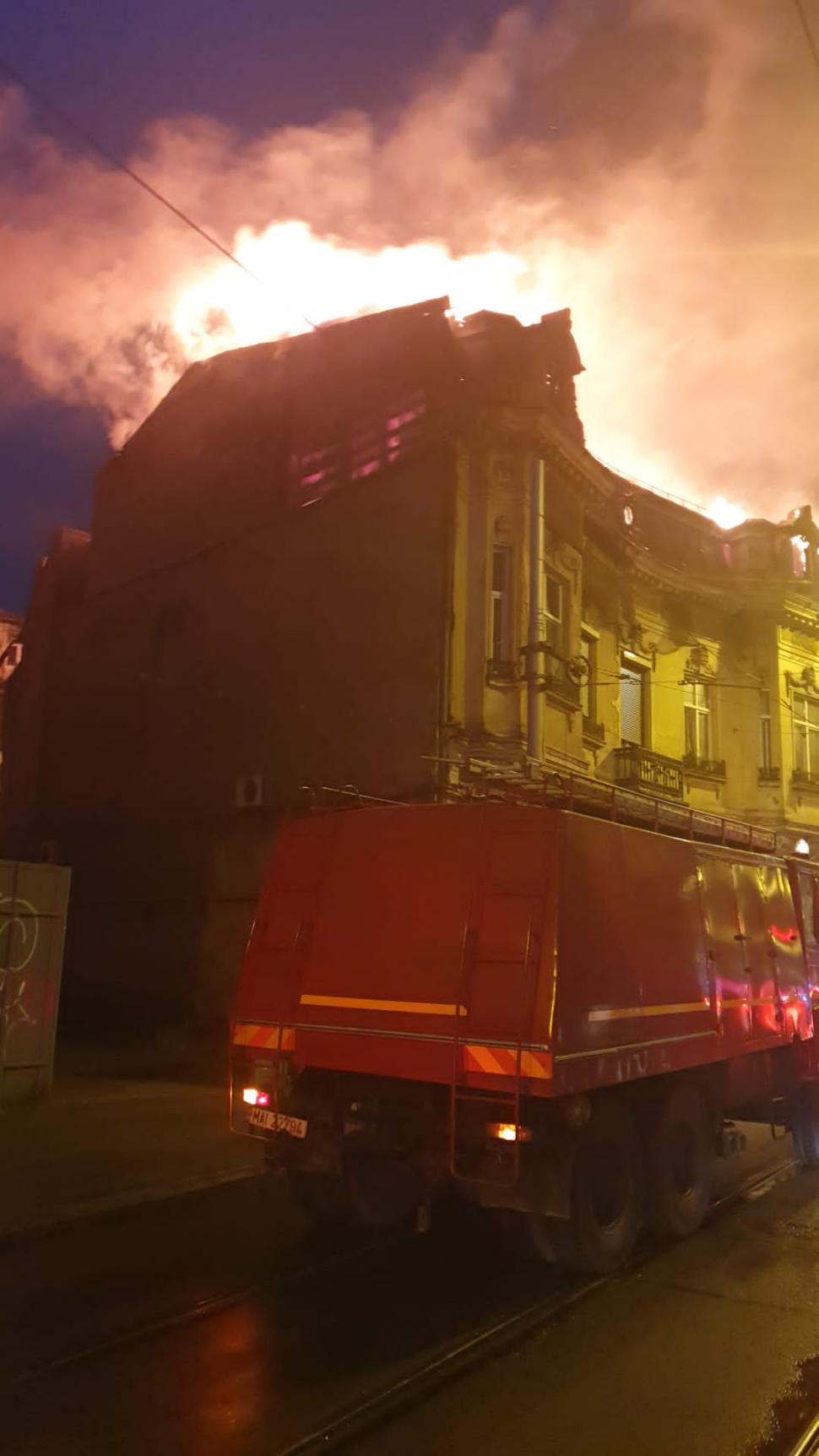 Incendiu în centrul Capitalei. Pompierii intervin cu 10 autospeciale 760693