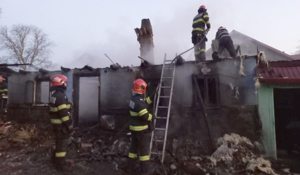 Un copil de 8 ani din Botoșani a incendiat două adăposturi de animale după ce s-a jucat cu chibrituri
