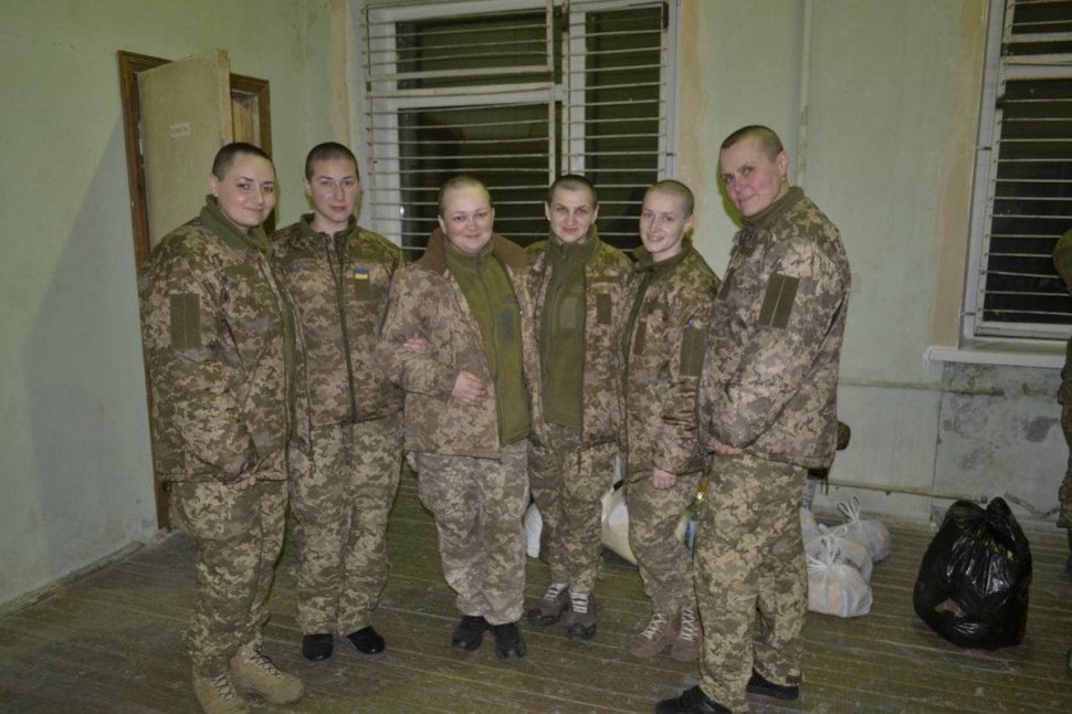 Femeile ucrainene aflate în captivitate au fost dezbrăcate în fața bărbaților și tunse chilug
