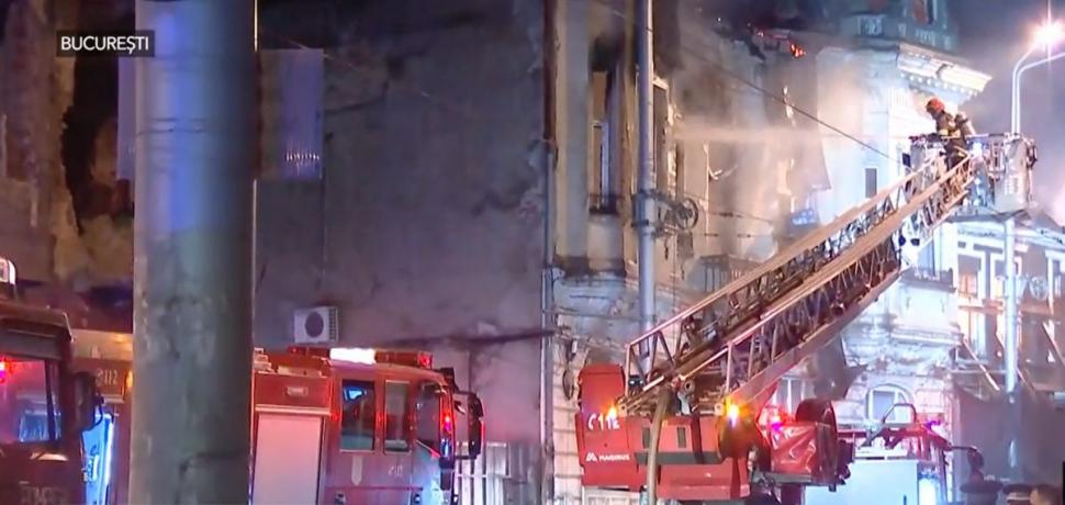 Clădire istorică din centrul Capitalei distrusă de oamenii străzii, într-un incendiu. Locatarii sunt revoltaţi: "Suntem în pericol în orice clipă" 760752