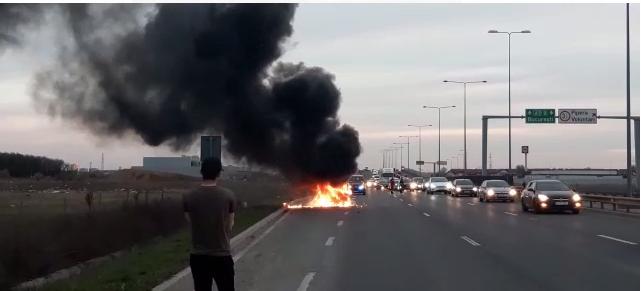 Incendiu pe autostrada A3. O maşină a luat foc din cauza unei erori înregistrate la bord 760934