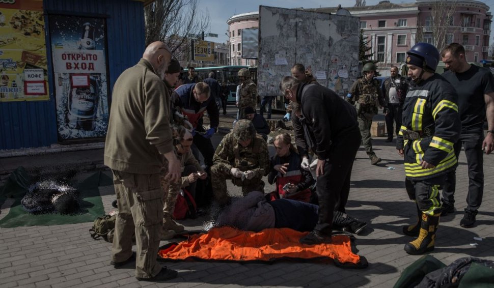 Ministru ucrainean: "Vă va aminti de al Doilea Război Mondial" | Rușii au bombardat la Kramatorsk o gară cu 4.000 de oameni și au ucis zeci de civili, inclusiv copii