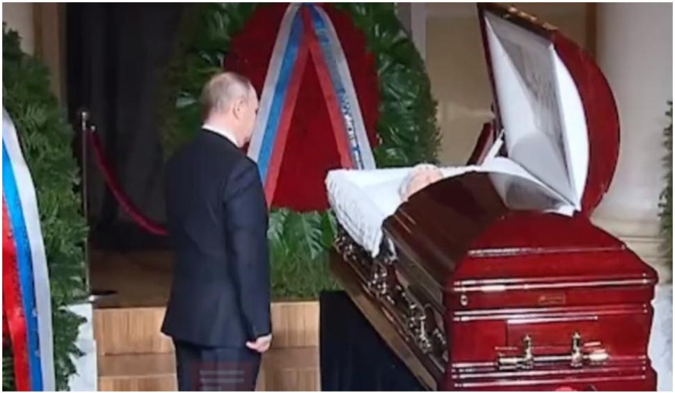 Vladimir Putin la funeraliile lui Vladimir Jirinovski: A adus trandafiri roşii şi s-a închinat lângă sicriu 760801