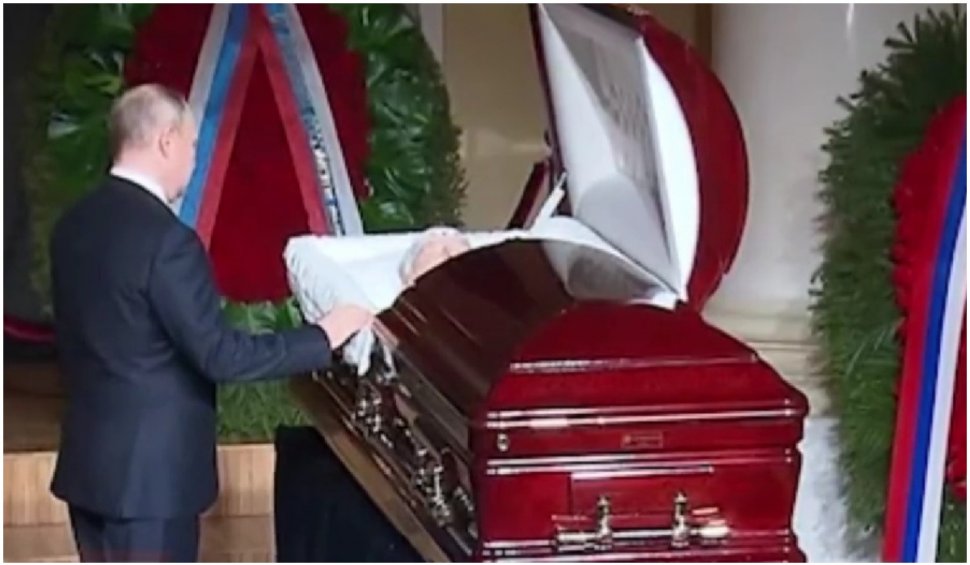 Vladimir Putin la funeraliile lui Vladimir Jirinovski: A adus trandafiri roşii şi s-a închinat lângă sicriu