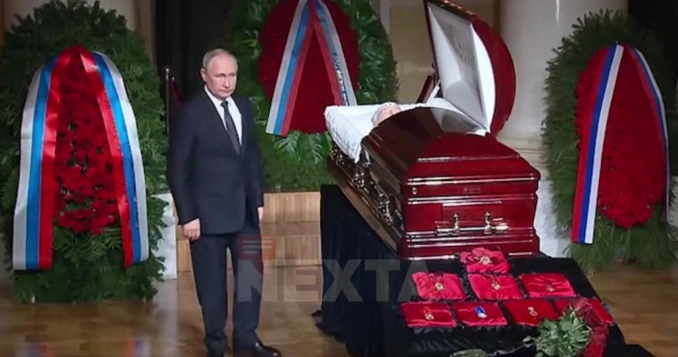 Vladimir Putin la funeraliile lui Vladimir Jirinovski: A adus trandafiri roşii şi s-a închinat lângă sicriu 760816