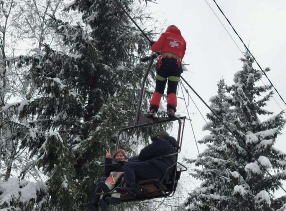 Nouă turişti, între care și un copil, blocaţi în telescaun la Vatra Dornei 761094