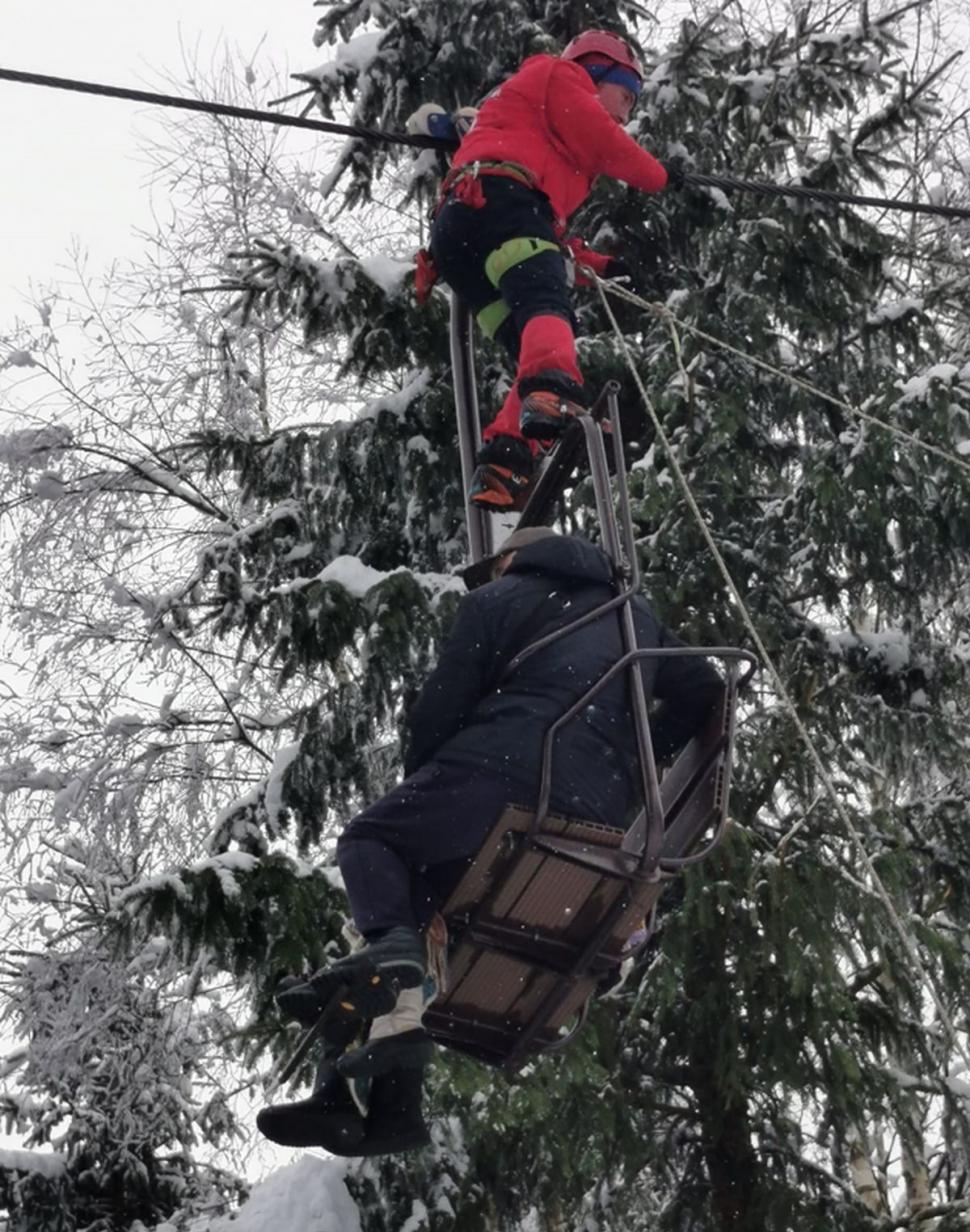 Nouă turişti, între care și un copil, blocaţi în telescaun la Vatra Dornei 761095