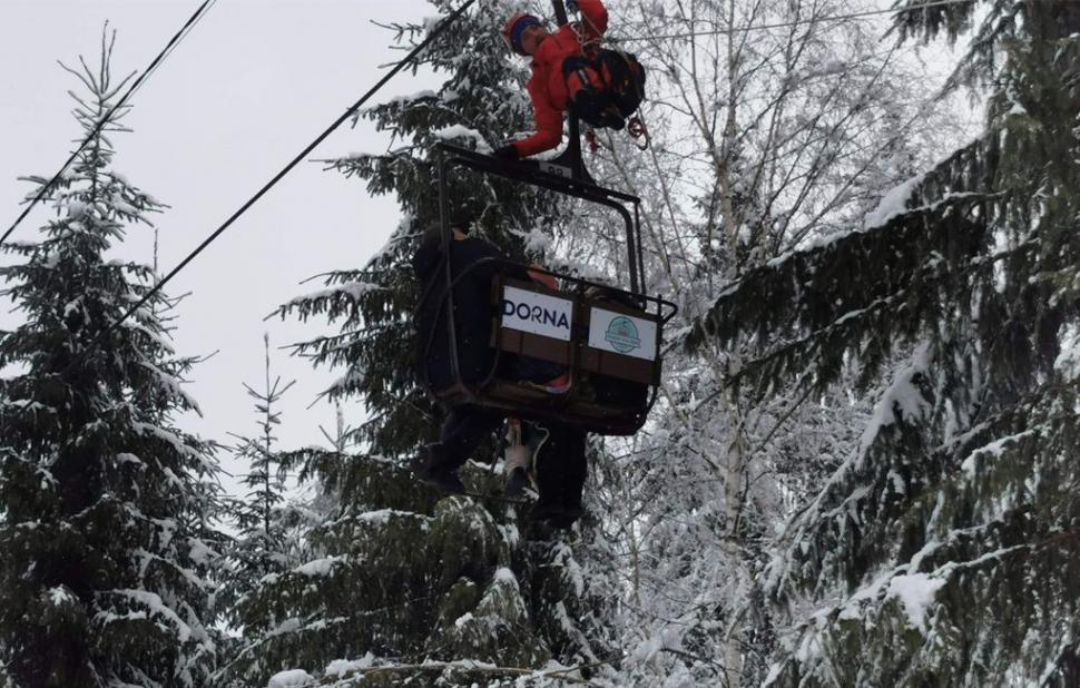 Nouă turişti, între care și un copil, blocaţi în telescaun la Vatra Dornei 761096