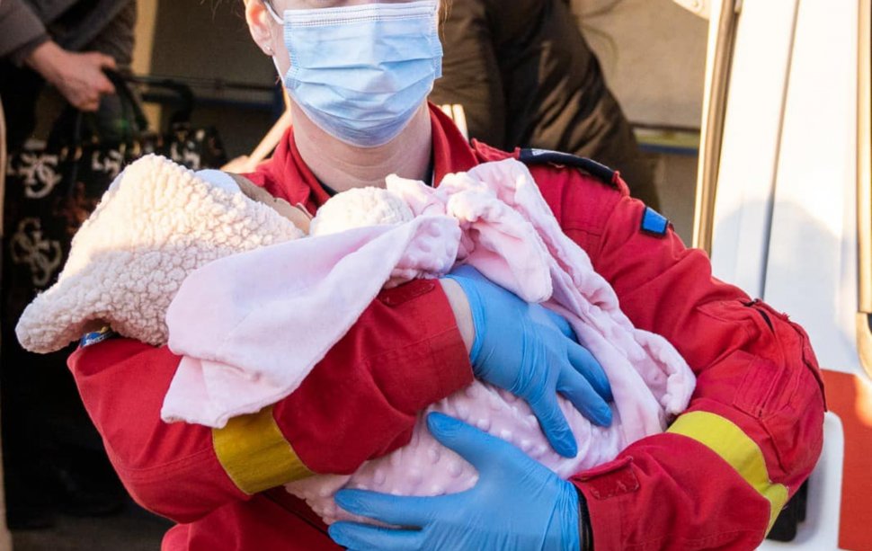 Un nou-născut a fost salvat dintr-o hazna, la Constanța. Mama nu a realizat că naște