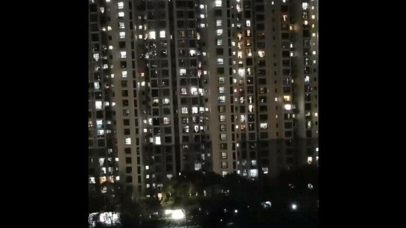 Oamenii urlă noaptea de la geamuri, după o săptămână de carantină totală în Shanghai