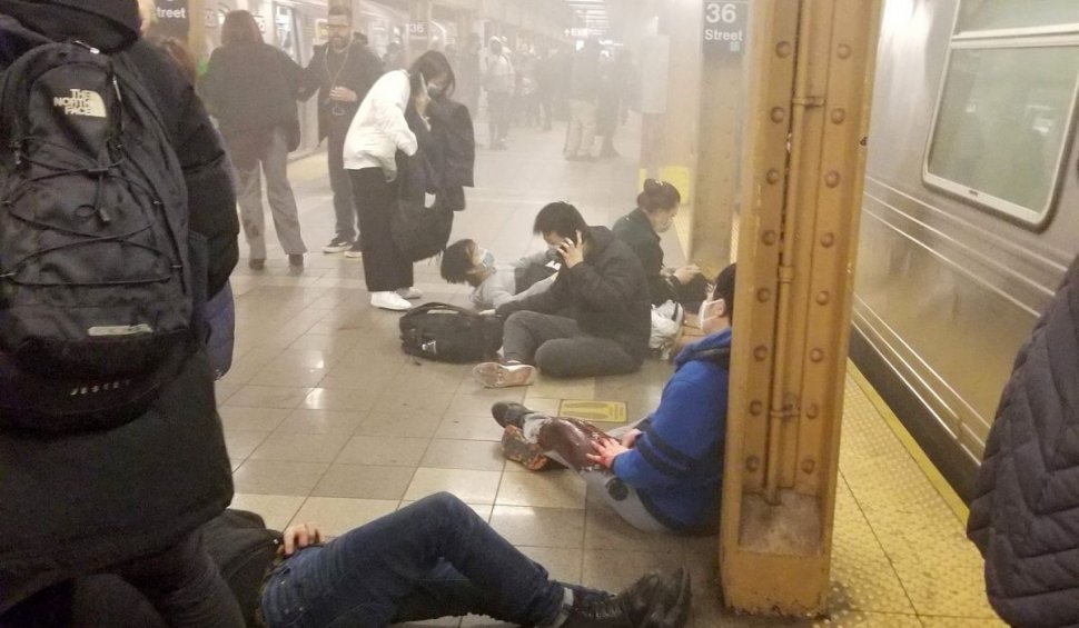 Atentat la metroul din New York. Mai mulți oameni au fost împușcați. Un suspect a reușit să fugă după atac