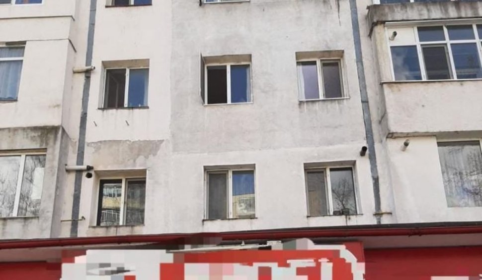 Un bărbat de 70 de ani a căzut de la etajul 2 al unui bloc în timp ce spăla geamurile, în Slobozia