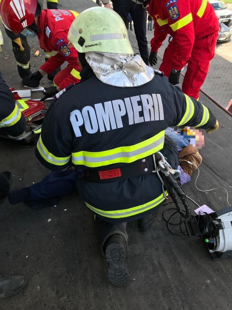 Un bărbat de 70 de ani a căzut de la etajul 2 al unui bloc în timp ce spăla geamurile, în Slobozia 761509