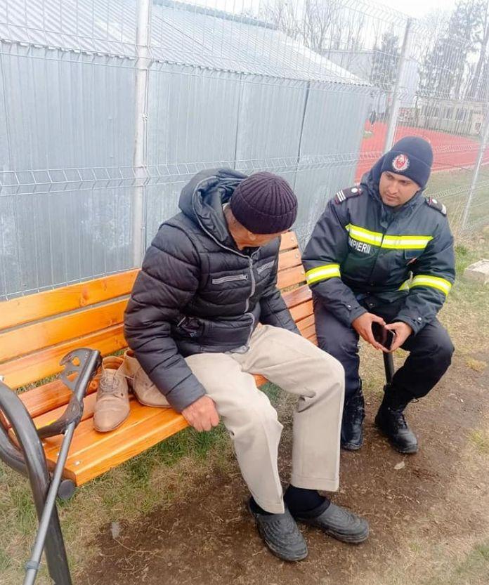 Un bătran fugit în papuci din Ucraina izbucneşte în lacrimi când primeşte pantofi de la pompierii din Rădăuţi: "Mi-ați dat viața de aici încolo" 761599