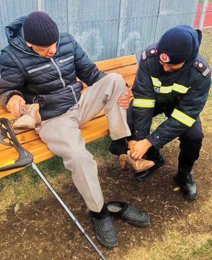 Un bătran fugit în papuci din Ucraina izbucneşte în lacrimi când primeşte pantofi de la pompierii din Rădăuţi: "Mi-ați dat viața de aici încolo" 761600