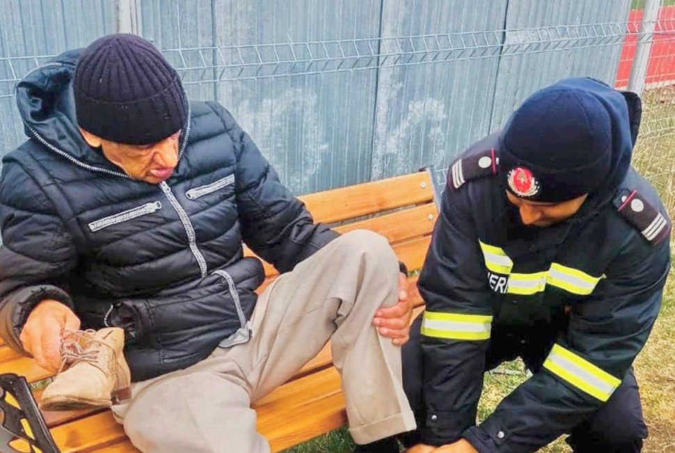 Un bătran fugit în papuci din Ucraina izbucneşte în lacrimi când primeşte pantofi de la pompierii din Rădăuţi: "Mi-ați dat viața de aici încolo"