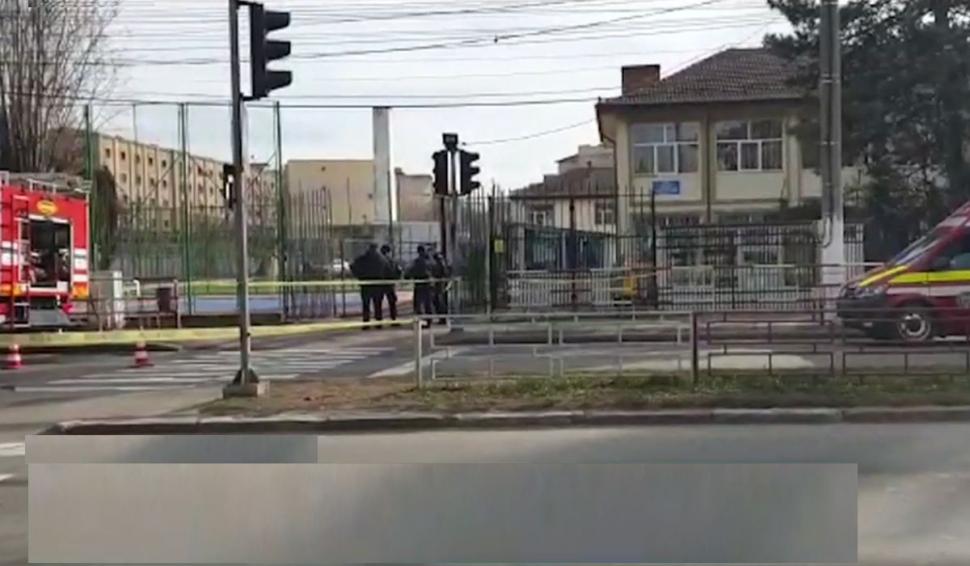 Colet suspect, lângă o maşină din parcarea unei policlinici din Târgu Mureș 761384